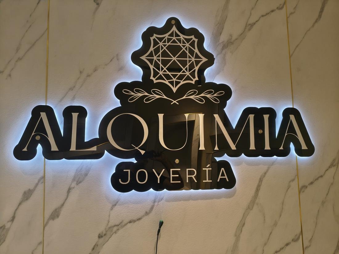 Letras corpóreas con luz posterior de Alquimia Joyería