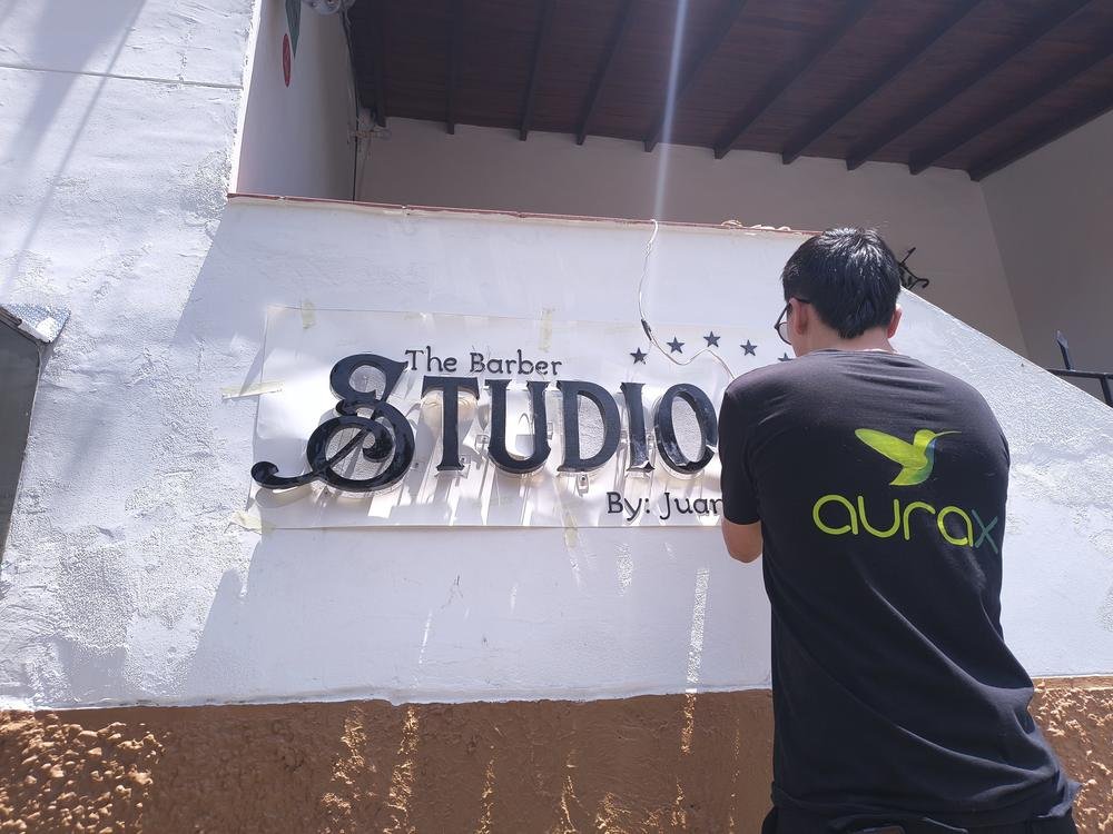 Instalación de letras 3D de The Barber Studio