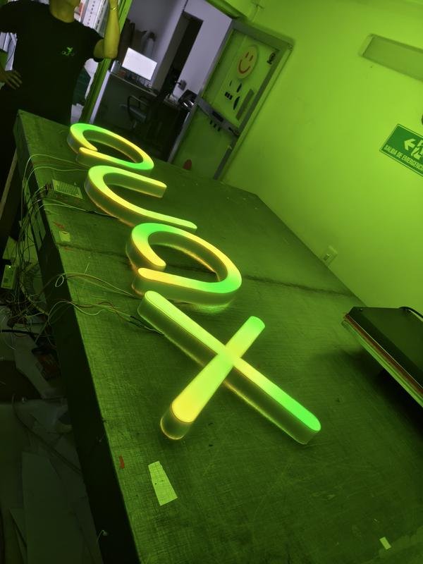 Letras de Aurax impresas en 3D e iluminadas con pixel LED en verde