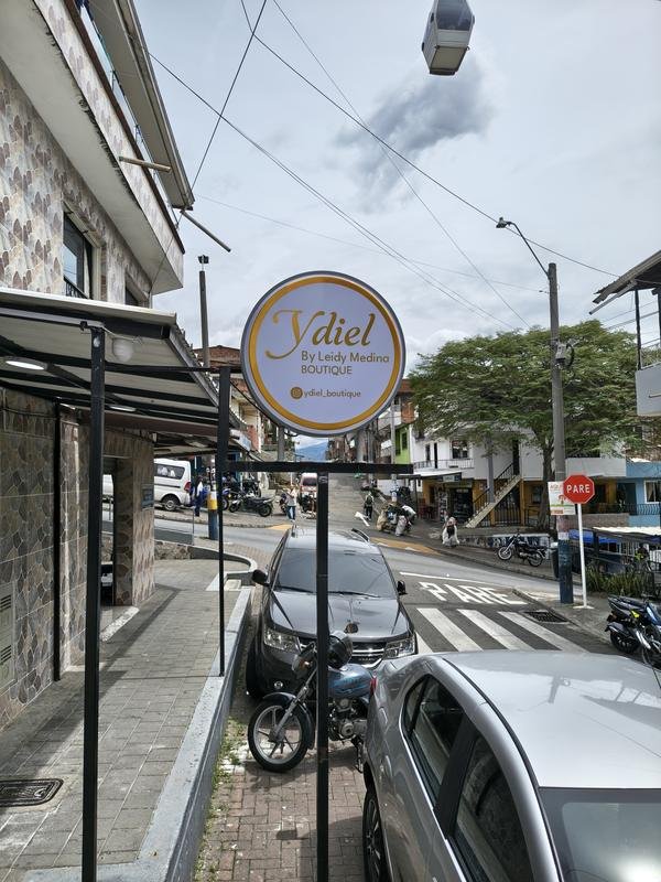 Aviso redondo de Ydiel Boutique visto desde la calle